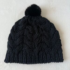Surell hat with fur pompom